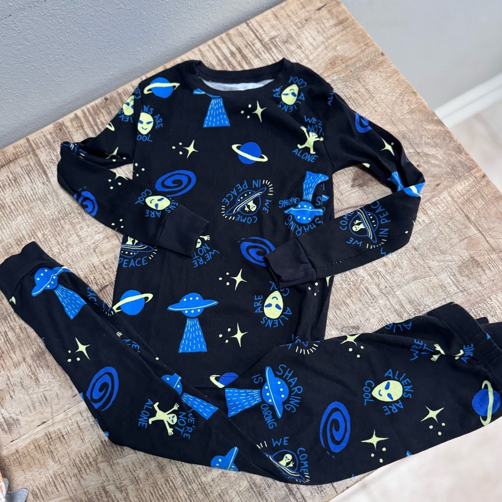 Carter’s Glow In The Dark Alien/ Space Themed Pajama Set. NWOT